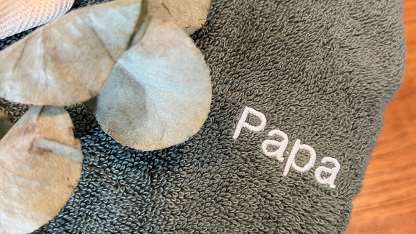 Gros plan sur une broderie 