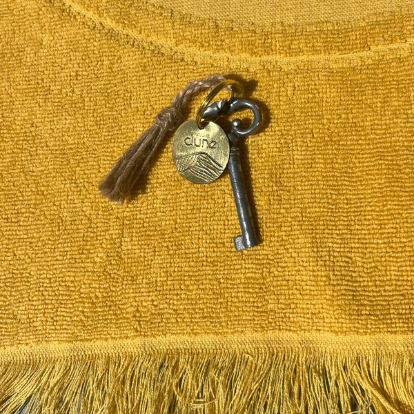 Porte Clef Médaille gravée à la main et pompon Lin