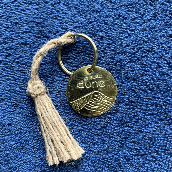 Porte Clef Médaille gravée à la main et pompon Lin