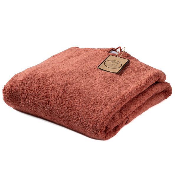 Poncho de bain en coton biologique terracotta plié - Atelier Dune