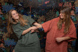 Deux jeunes filles qui se chamaillent en poncho terracotta et sauge - Atelier Dune