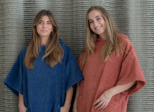 deux jeunes filles portant ponchos outremer et terracotta - Atelier Dune