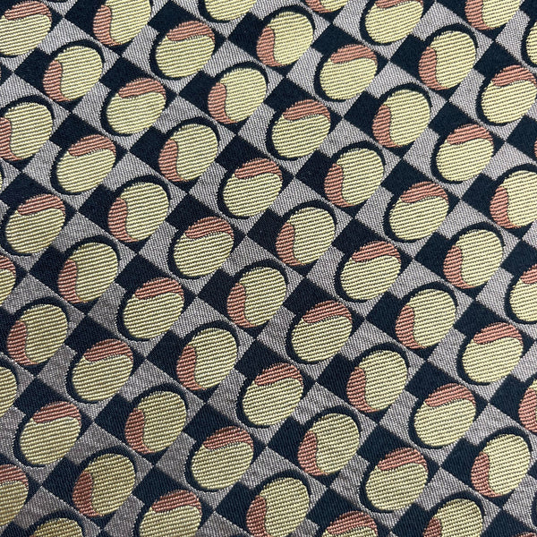 Gros plan sur une doublure en soie d'inspiration art déco noir et or