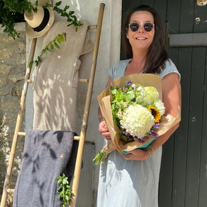 femme avec bouquet de fleurs dans les mains - Atelier Dune