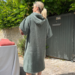 femme de dos en poncho de bain sauge - Atelier Dune