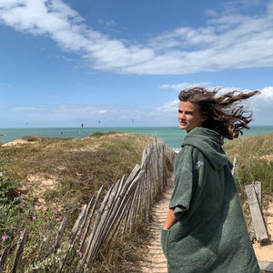 jeune fille avec cheveux dans le vent en poncho de bain sauge - Atelier Dune