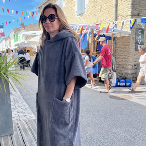 femme avec des lunettes en poncho de bain graphite - Atelier Dune