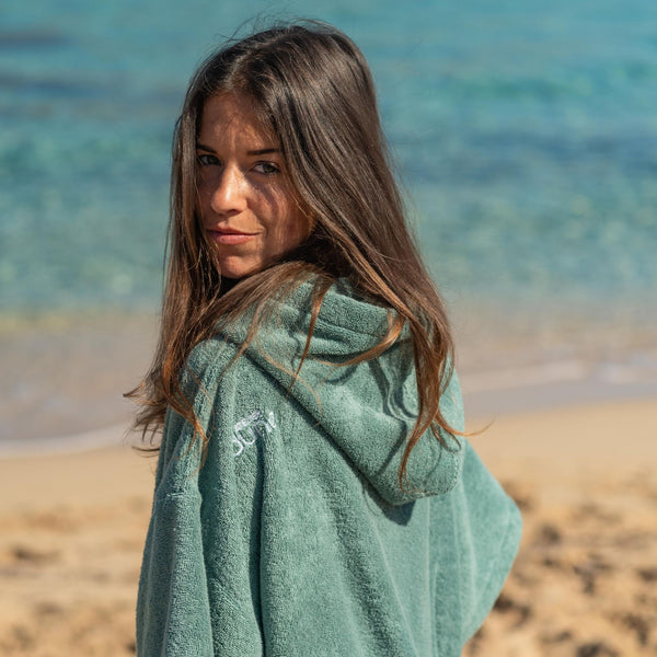 jeune fille souriante qui porte poncho de bain moelleux en coton biologique céladon - Atelier Dune