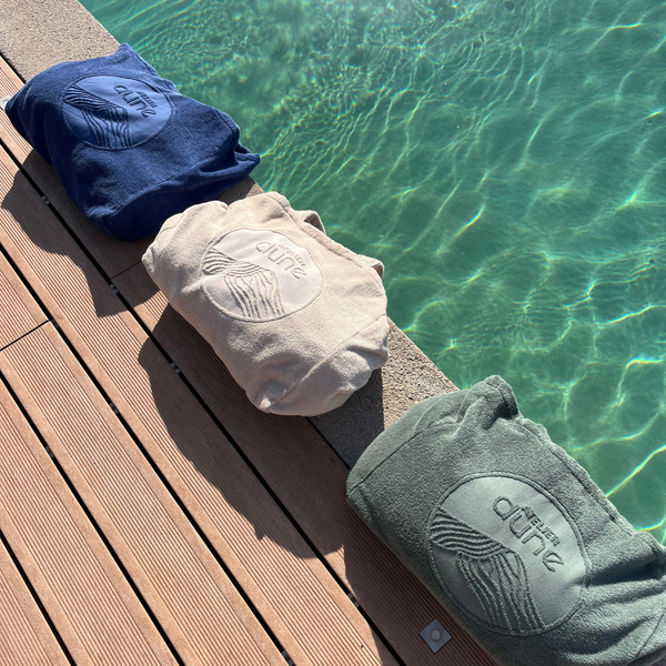 Trio de maxi totebags éponge Bio présentés de face en brd de piscine - Atelier Dune