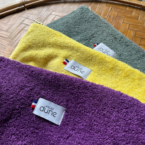 Trio de pochettes madeinfrance, gros plan de face, kaki sauge, jaune poussin et ultra violet - Atelier Dune