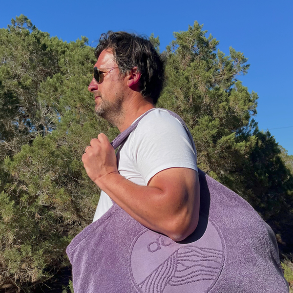 Homme portant un cabas ideal XL en coton biologique velours coloris lavande - Atelier Dune