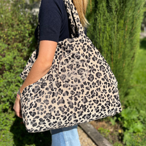 Femme portant un cabas ideal XL en coton biologique velours motif leopard - Atelier Dune