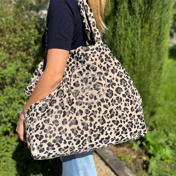 Femme portant un cabas ideal XL en coton biologique velours motif leopard - Atelier Dune