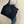 Femme portant un cabas XL en coton biologique velours noir profond - Atelier Dune