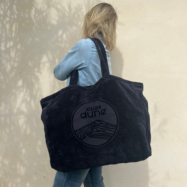 Femme portant un cabas ideal XL en coton biologique velours noir profond - Atelier Dune
