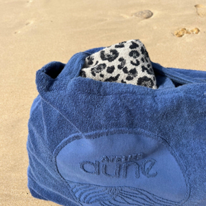 Cabas ideal XL en coton biologique outremer pose sur le sable a la plage - Atelier Dune