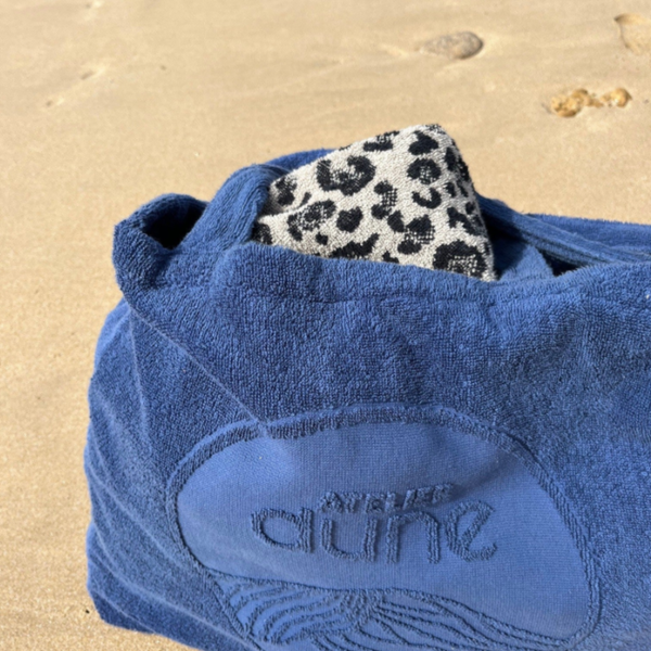 Cabas ideal XL en coton biologique outremer pose sur le sable a la plage - Atelier Dune