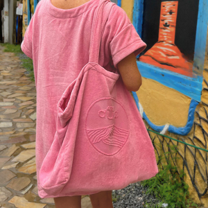 Femme portant un cabas ideal XL en coton biologique velours coloris rose malabar - Atelier Dune