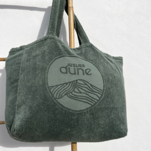 Cabas ideal XL en coton biologique sauge suspendu a une echelle en exterieur - Atelier Dune
