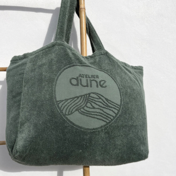Cabas ideal XL en coton biologique sauge suspendu a une echelle en exterieur - Atelier Dune