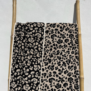 Drap de plage en coton biologique velours leopard - Atelier Dune