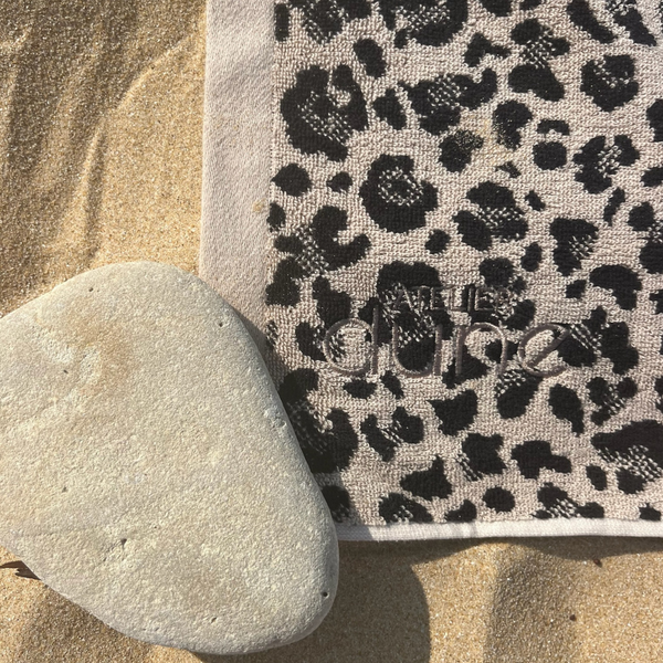 Drap de plage en coton biologique velours leopard - Atelier Dune