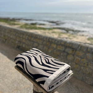 Drap de plage moelleux en coton biologique velours motif zebre - Atelier Dune