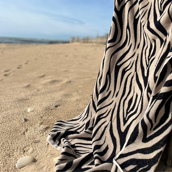 Drap de plage en coton biologique velours zebre au bord de la mer - Atelier Dune