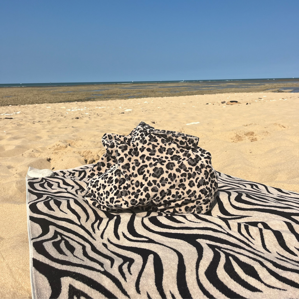 Drap de plage en coton biologique velours zebre pose sur le sable - Atelier Dune