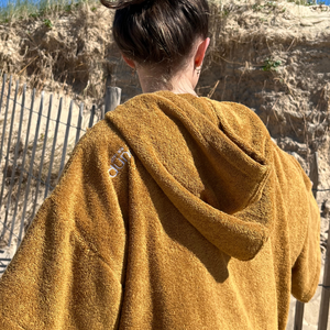 jeune fille de dos en poncho de bain caramel - atelier dune