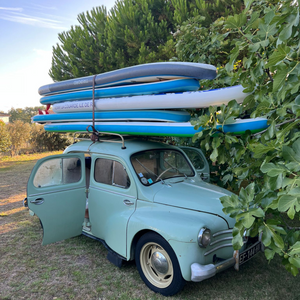 voiture verte céladon avec planches de surf sur le toit - Atelier Dune