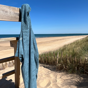 poncho de bain lagon suspendu sur la plage - atelier dune