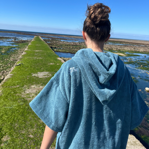 jeune fille de dos en poncho de bain lagon - atelier dune