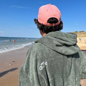 homme sur la plage de dos en poncho de bain sauge - atelier dune