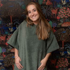 jeune fille souriante portant poncho de bain sauge - atelier dune