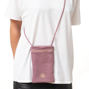 Femme portant la pochette bandouliere en molleton biologique coloris lilas - Atelier Dune