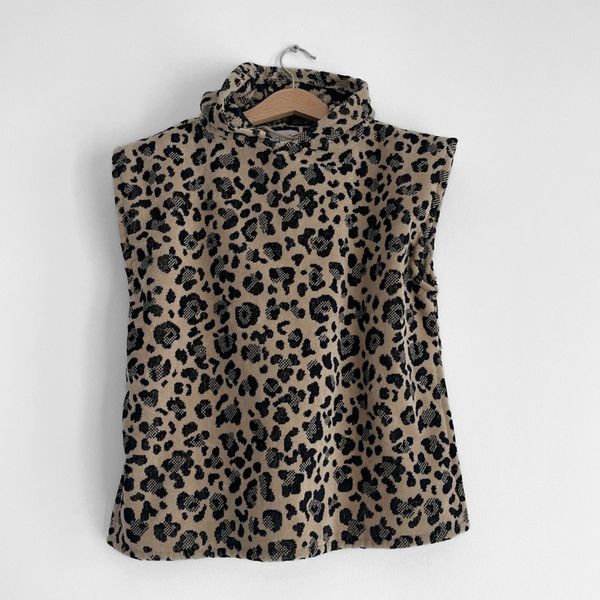 Packshot poncho bebe 0-3 ans en coton biologique motif leopard - Atelier Dune