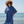 Femme souriante a la plage portant un poncho en coton biologique coloris outremer - Atelier Dune