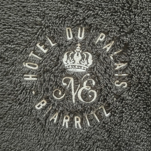 Poncho personnalise logo Hotel Biarritz en coton biologique coloris sauge - Atelier Dune
