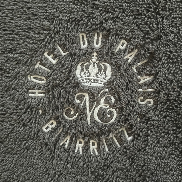 Poncho personnalise logo Hotel Biarritz en coton biologique coloris sauge - Atelier Dune