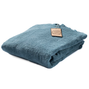 Poncho de bain personnalisable en coton biologique coloris lagon pli√© - Atelier Dune