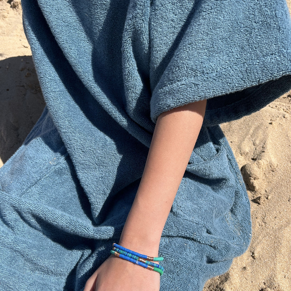 Poncho de bain adulte en coton biologique coloris bleu lagon - Atelier Dune