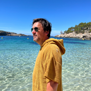 Homme au bord de la mer en poncho en coton biologique coloris caramel - Atelier Dune