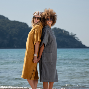 Duo de femmes en ponchos en coton biologique coloris caramel - Atelier Dune