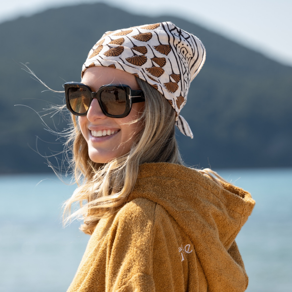 Femme souriante en poncho en coton biologique coloris caramel - Atelier Dune