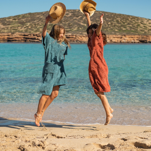 Duo de femmes a la plage en ponchos en coton bio celadon et terracotta - Atelier Dune