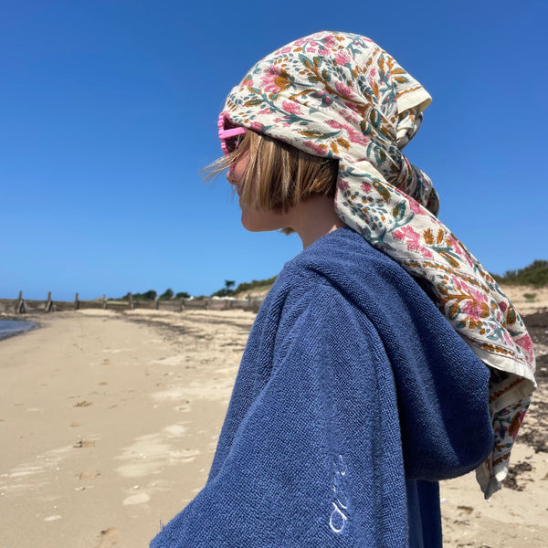 Petite fille portant un poncho en coton biologique coloris outremer - Atelier Dune