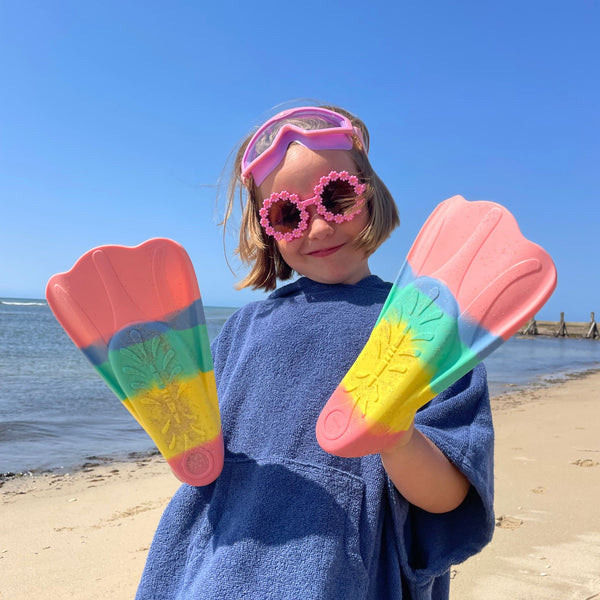 Petite fille portant un poncho en coton biologique coloris outremer - Atelier Dune