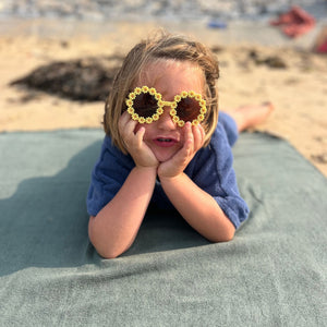 Petite fille portant un poncho en coton biologique coloris outremer - Atelier Dune