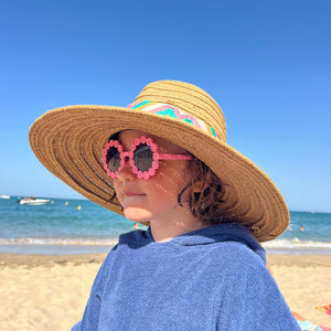 Petite fille portant un poncho en coton biologique coloris outremer - Atelier Dune